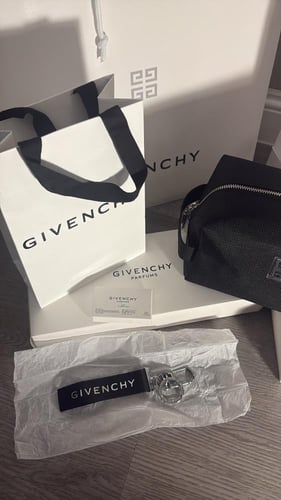 باكج Givenchy ميداليه وهاند باق