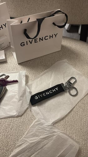ميداليه Givenchy الاصليه