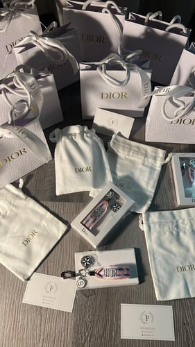 ميداليه Dior الاصليه تسليم فوري
