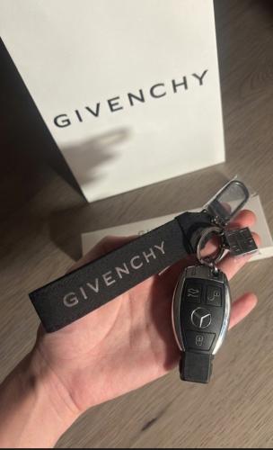 ميداليه Givenchy الاصليه
