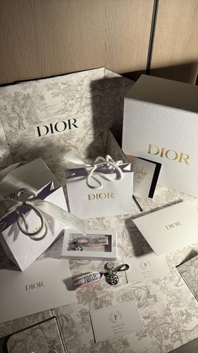 ميداليه Dior الاصليه تسليم فوري