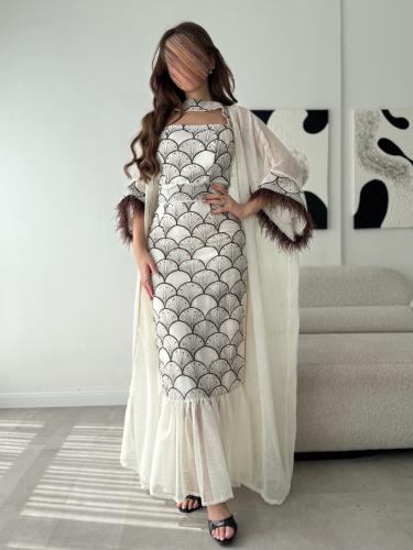 جلابية مع بشت بتفاصيل ريش فاخر