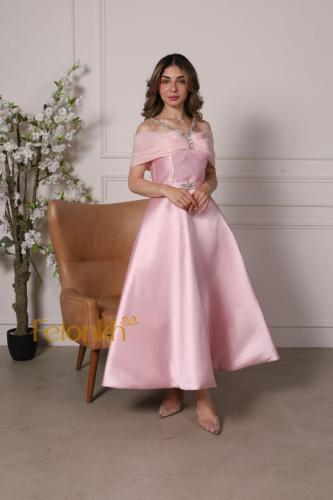 فستان: وردي تفته مع اكسسوار انيق