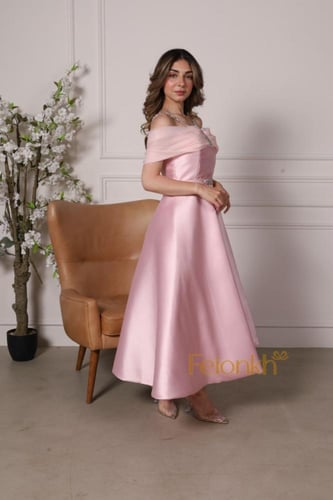 فستان: وردي تفته مع اكسسوار انيق