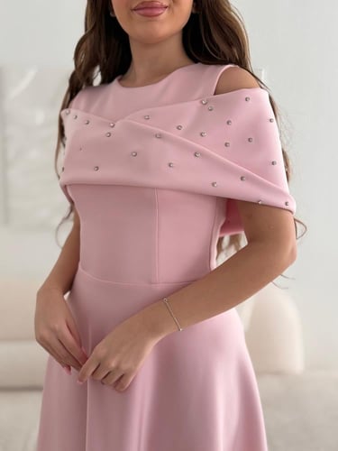 فستان ميدي وردي مرصع بالكريستال