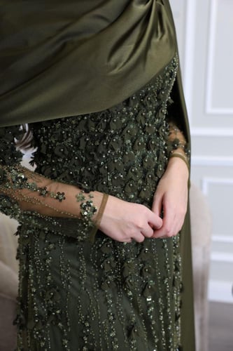 فستان سهرة مورد بشال راقي