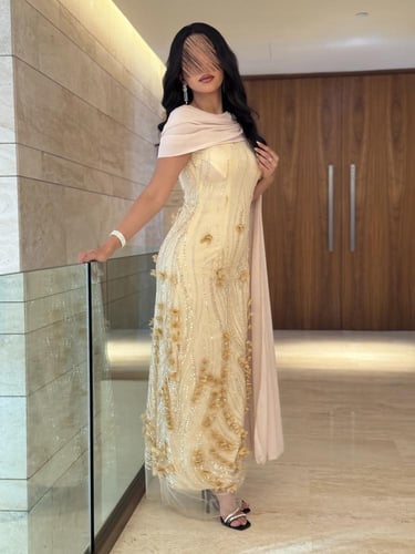 فستان: سهرة مورد مع شال شيفون