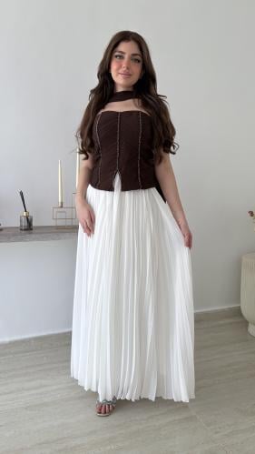 فستان سهرة ناعم بتنورة بليسيه بيضاء وكورسيه بني فا...