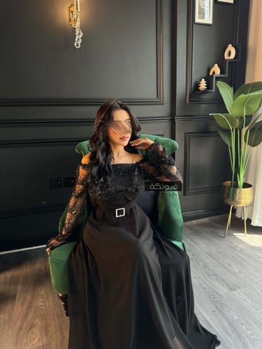 فستان اسود طويل كم مطرز