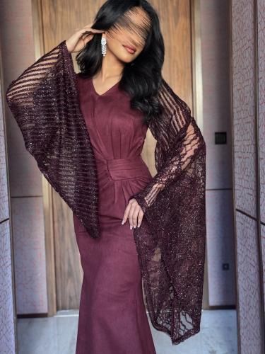 فستان بقصة خصر واكمام لامعة