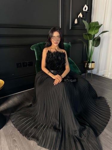 فستان أسود ريش