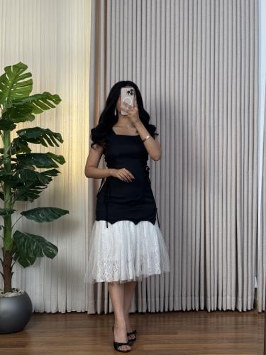 فستان اسود وبيض