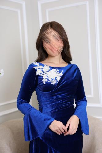 فستان نيلي ساتر بتطريز