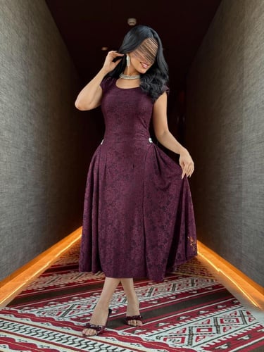 فستان : فخم بالدانتيل