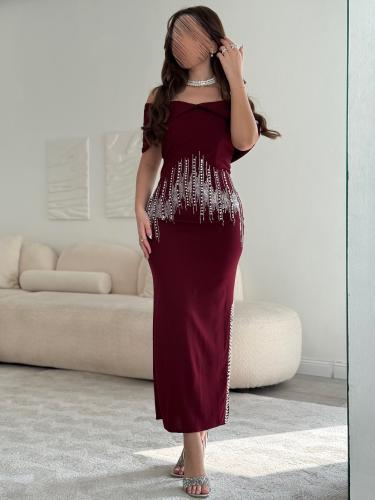 فستان اوف شولدر بتطريز كريستالي عنابي