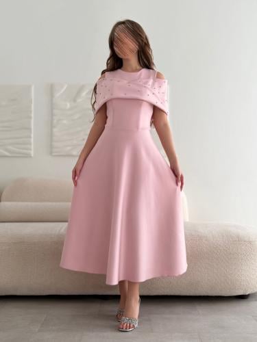 فستان ميدي وردي مرصع بالكريستال