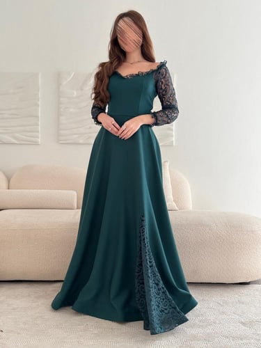 فستان زمردي بأكمام دانتيل