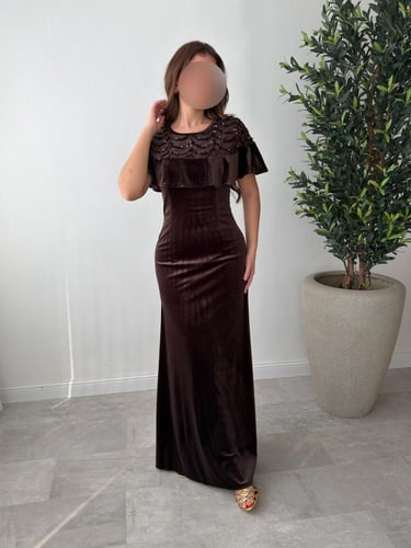 فستان مخمل مع دانتيل مطرز