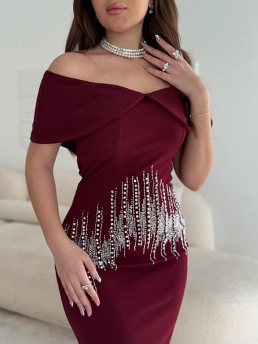 فستان اوف شولدر بتطريز كريستالي عنابي