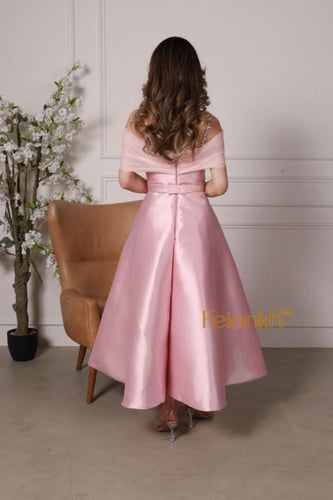 فستان: وردي تفته مع اكسسوار انيق