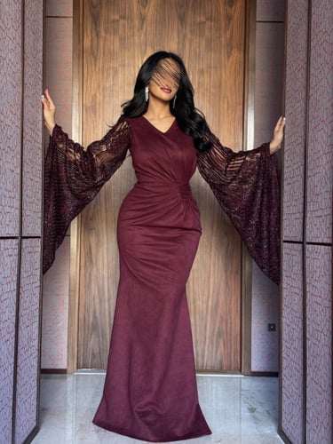 فستان بقصة خصر واكمام لامعة