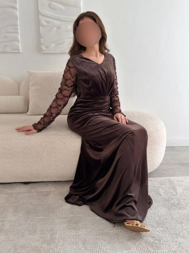 فستان سهرة بأكمام مطرزة