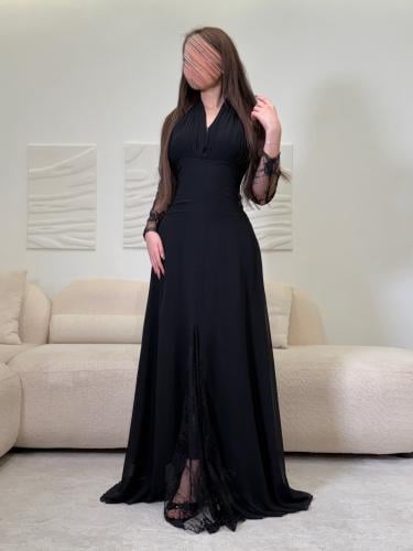 فستان سهرة ناعم أسود ملكي بأكمام دانتيل