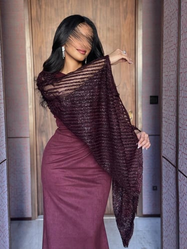 فستان بقصة خصر واكمام لامعة