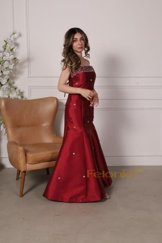 فستان: تفته احمر لمعه مطرز لول خرز