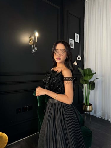 فستان أسود ريش