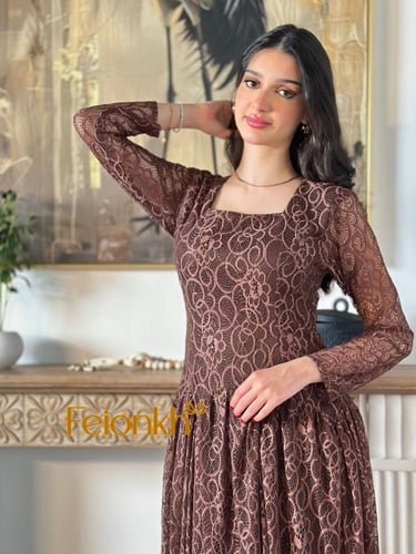 فستان: دانتيل لون موكأ ناعم