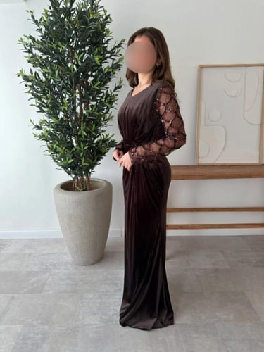 فستان سهرة بأكمام مطرزة