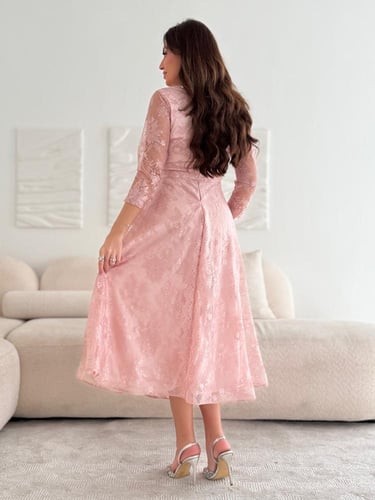 فستان دانتيل بطابع فرنسي