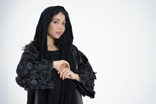 عباية سوداء مسائية بتصميم كولوش