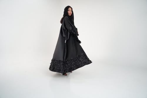 عباية سوداء مسائية بتصميم كولوش