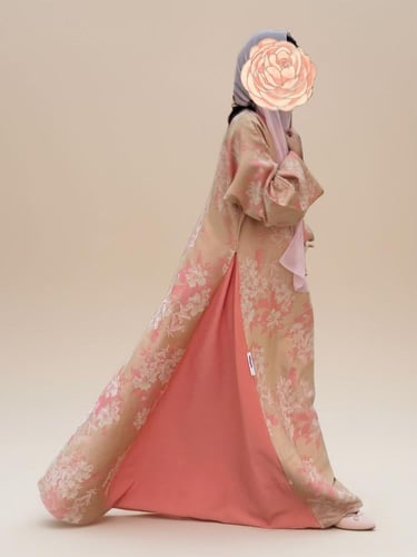 عباية ذهبية مع تطريز الورد باللون الروز قولد