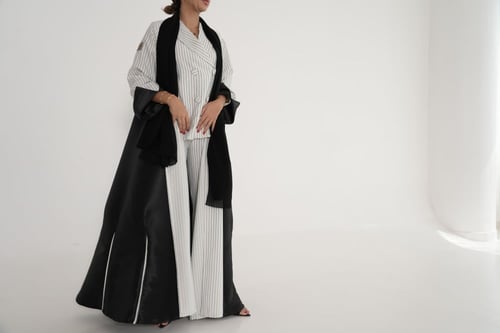 عباية مخطط ابيض و اسود