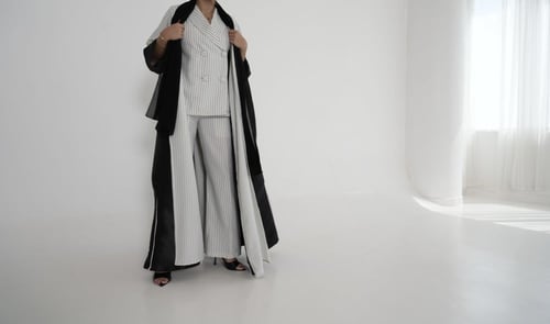 عباية مخطط ابيض و اسود