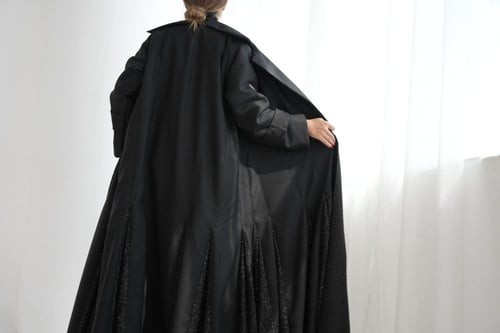 عباية فروة لون اسود