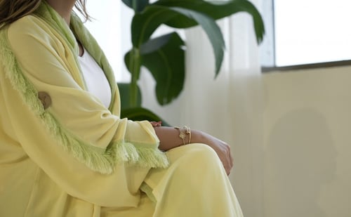 عبايات خفيفه صيفيه باللون الليموني