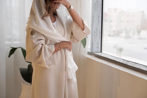 عباية لون حليبي بقماش اللينن