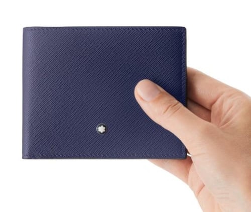 محفظة أساسية تناسب معظم الجيوب بسهولة. مصنوعة من ج...