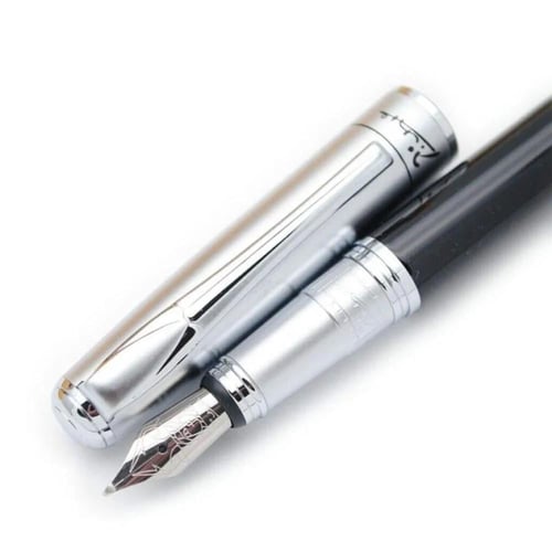 يتميز هذا القلم الأنيق باللونين الفضي والأسود بتصم...