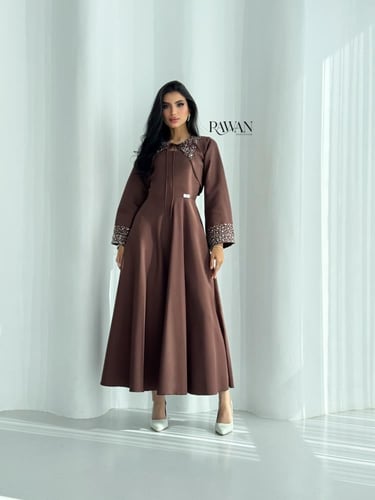 فستان بني بتفاصيل شك