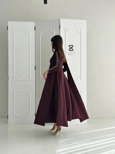 فستان برغندي بتفاصيل شك