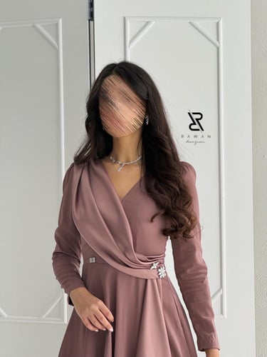 فستان وردي بتفاصيل وشك انيق