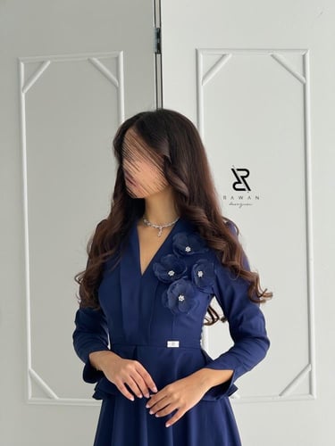 فستان كحلي بتفاصيل ورد انيق