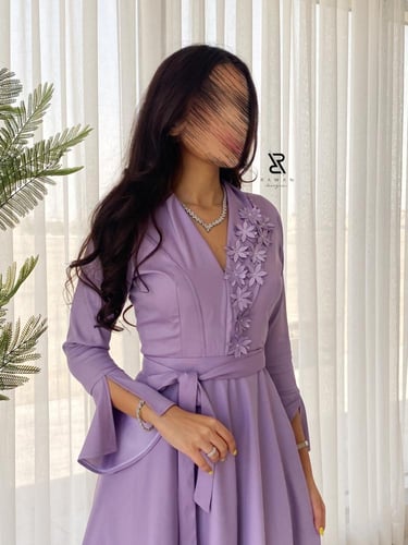 فستان بـ لون موف وتفاصيل ورد