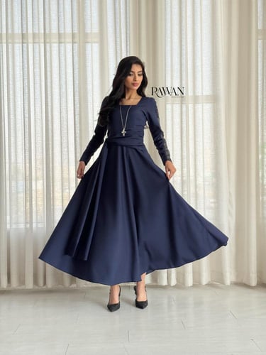 فستان كحلي بتفاصيل شك بالاكمام