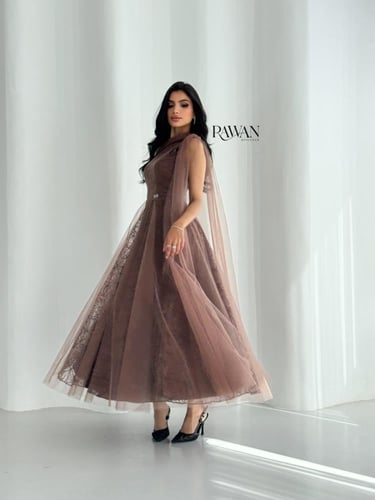 فستان بني مطرز